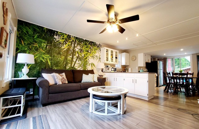 Cozy Beach Cottage Getaway Retreat @ Bamboo Chalet - Lake Erie