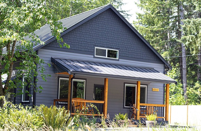 Summer Booking Fast! Sleeps 8 - Hot Tub - EV