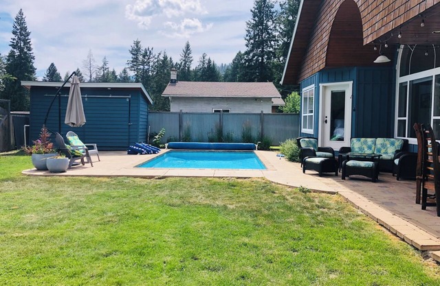 Summer Fun with Pool & Hot Tub!
