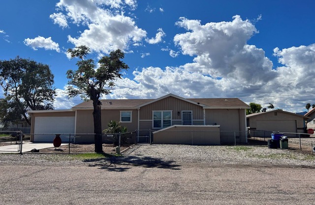 SUMMER GETAWAY PET FRIENDLY Colorado River Close 3Br2Ba, Fenced Yard! SNOWBIRDS