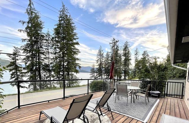 Summer Haven - Semi-Waterfront - Shuswap Vacations & Sledding Accommodation
