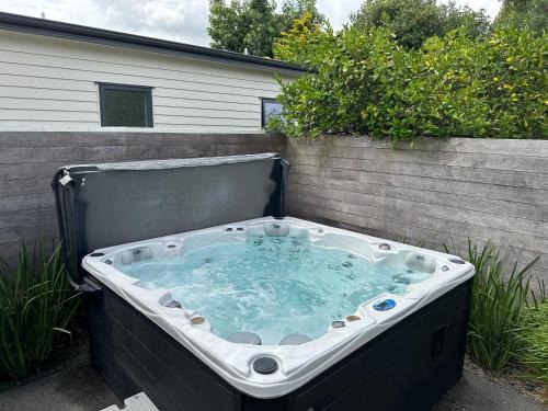 Summer Holiday 4 bedrooms house in Hamilton with pool and spa