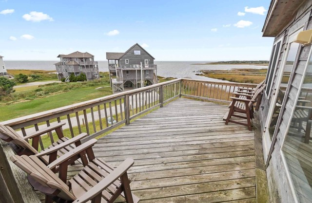 SUMMER SAVINGS - Soundfront Dog Friendly w/ Hot Tub, EV Charger, Sound Access
