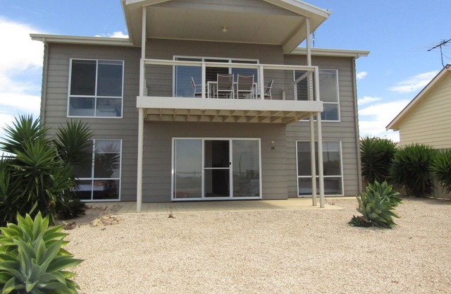 Summer Shack ~ Spacious, Sea Glimpses from Balcony!