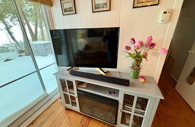 Summer Side of Life – Classic Lakefront Escape