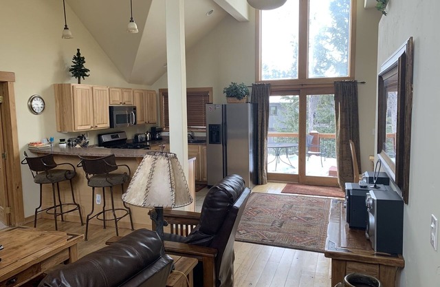 Esquí de primavera en abril SOLO $ 250 / nt 2 BR 2 BA, Jacuzzi, Deck, 1/2 Mi Town / lift!