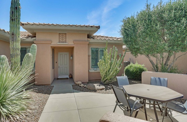 SUMMER SPECIAL BEAUTIFUL HOME/ONE OF SEVERAL/GOLF CART/CULDESAC/PRIVATE YARD