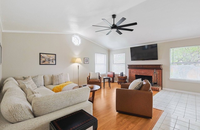 Budget-Friendly 3BR Home - Fenced Yard & Parking