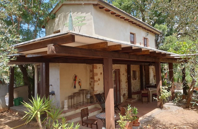 Casa independiente de piedra en un gran olivar