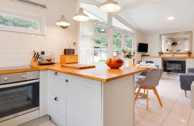 Esta fabulosa propiedad de dos camas es uno de los chalets de madera en el popular Summercliffe Park. Sus