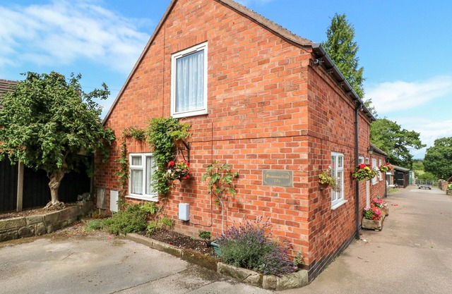SUMMERFIELDS, family friendly, character holiday cottage in Uttoxeter