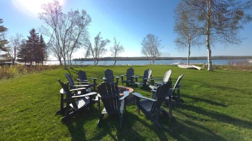 Summerside Cape on Crooked Lake -Waterfront-Sunsets-Sleeps 12