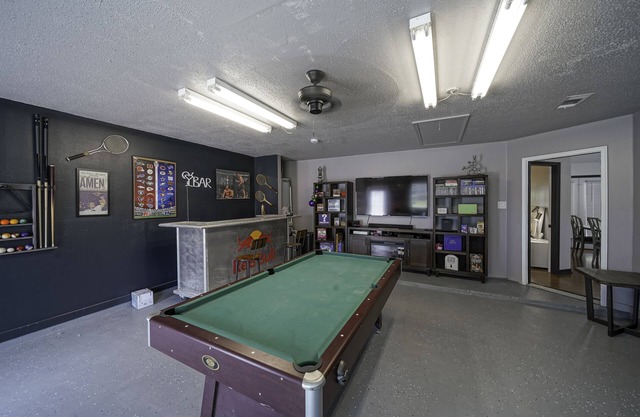 Summertime Fun / King Bed/ Game Room
