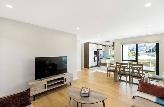 Summit Crest Townhouse with Parking and Air-con