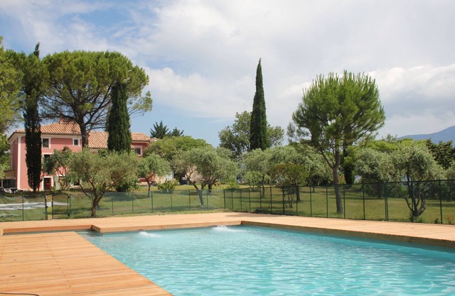 Cumbre: 2 dormitorios, acceso a piscina grande, terraza y parking.