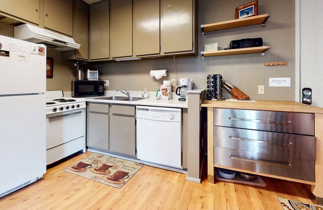 Summit 258 Pet-Friendly, Comfortable, Great Complex Amenities by RedAwning