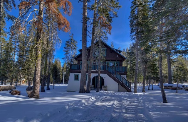 Summit Crossing - Beautiful House nestled in the California's Sierra