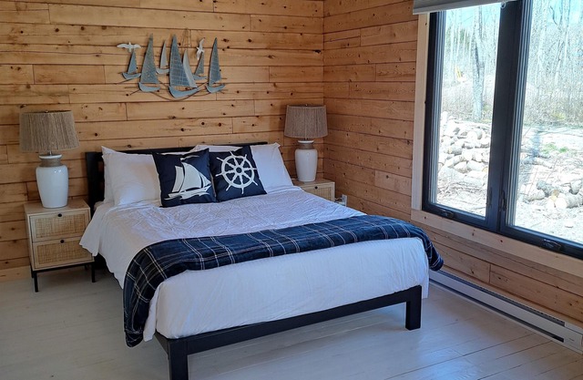 Summit Lodge - Lochaber Lake Lodges, Lakefront log cabin with year-round hot tub. Family friendly an