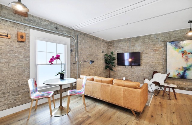Summit Lofts+Brick walls+King Suite+Mt Shasta(101)