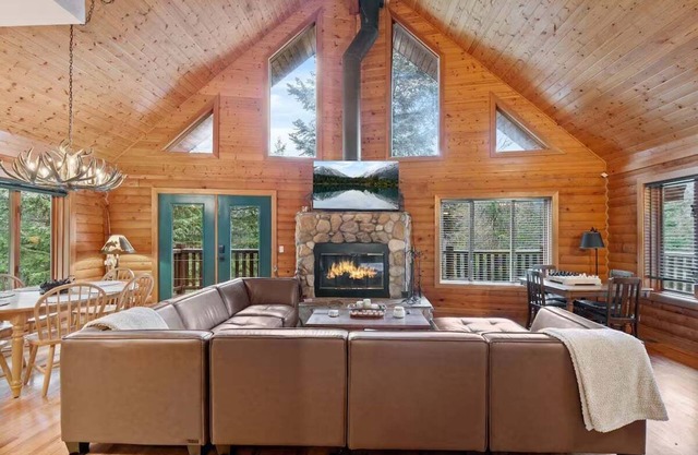 Summit Log Cabin With Hot Tub & Sauna
