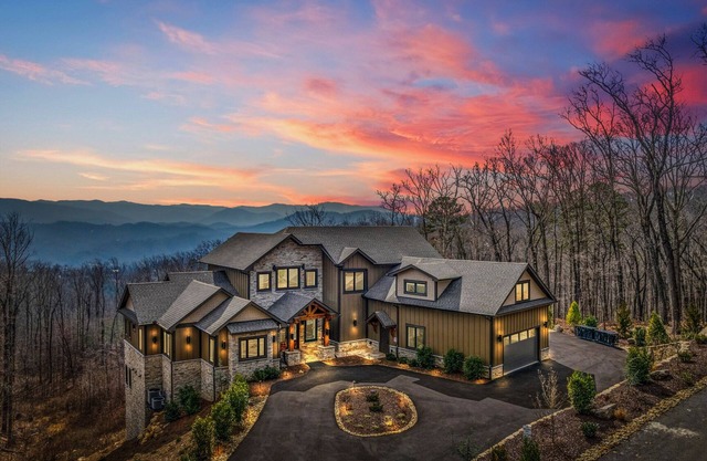 Summit Swagger ~ Modern Luxury 7BR Home ~ Indoor Pool ~ Game Room