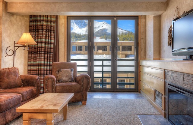 Summit View- Ski in/Out, Pool and Hot Tub!