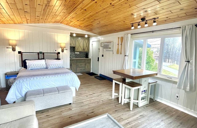 Summit Village condo short walk to Lakeview Hotel pool, tubing hill & Shantytown