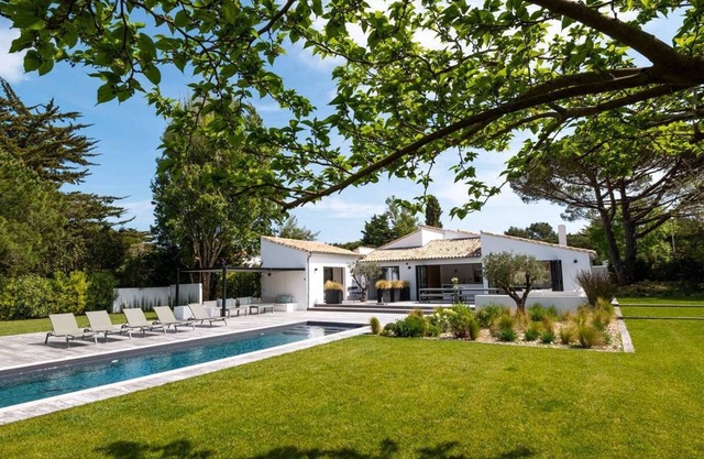 Sumptuous architect-designed villa with 15-metre swimming pool