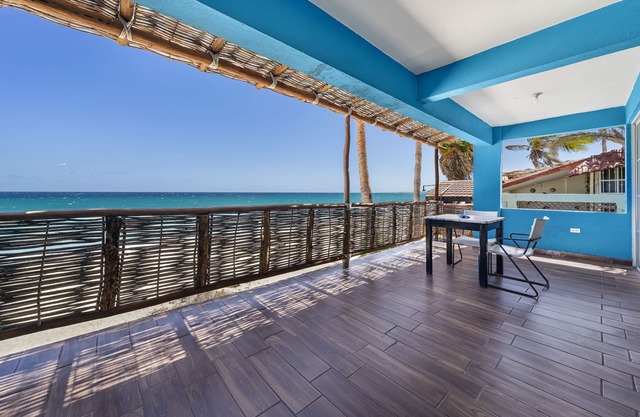Vista a la playa espectacularmente hermosa frente a tu balcon