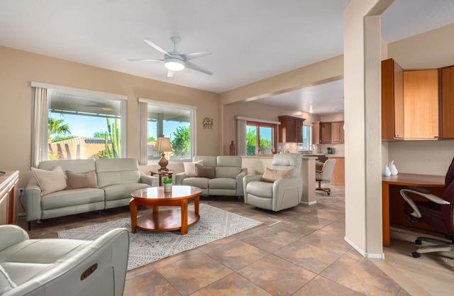 SUN CITY GRAND REMODELED 2 KING BEDS, W/ LARGE PRIVATE YARD, PATIO MISTERS!