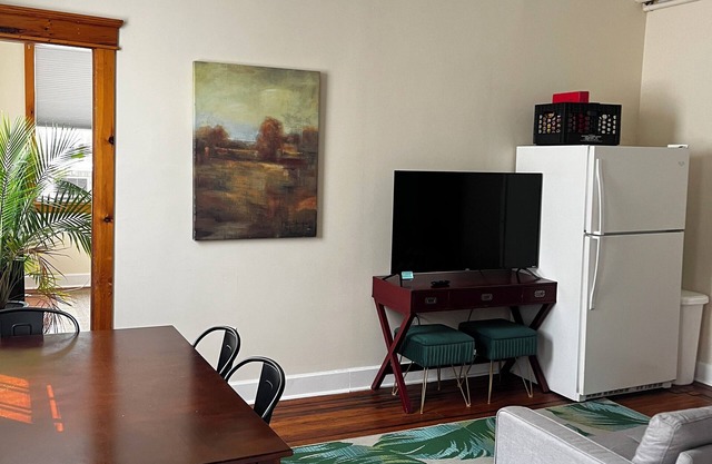 Sun Drenched 2 Bedroom w/ Balcony & Laundry!