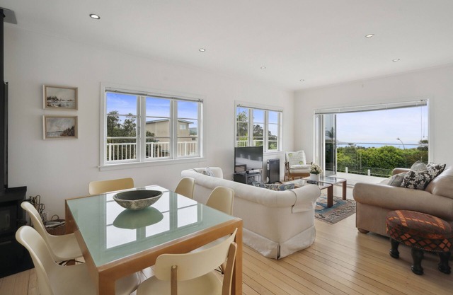 Sun-drenched Bach - Leigh Holiday Home
