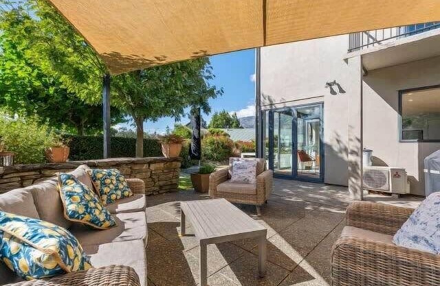 Sun Drenched Family Home - Ready to Ski!