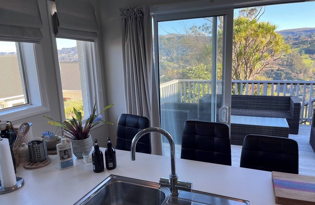 Sun-filled retreat close to the Stadium in Signal Hill