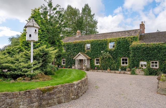 Sun Hill Farmhouse - a cottage that sleeps 10 guests in 5 bedrooms