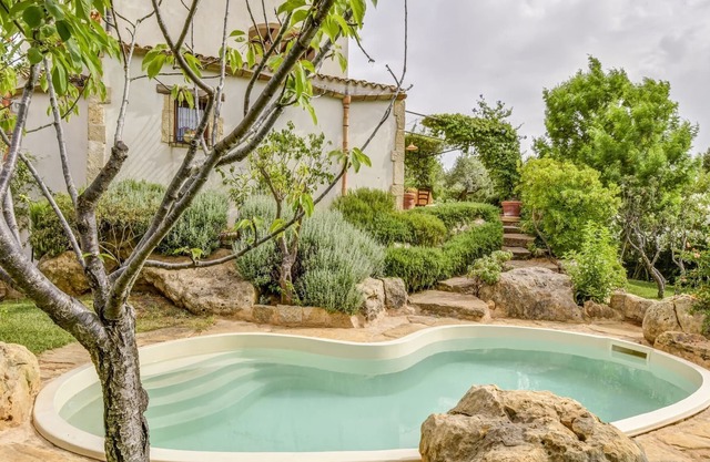 Casa de vacaciones bañada por el sol en Salemi con jardín