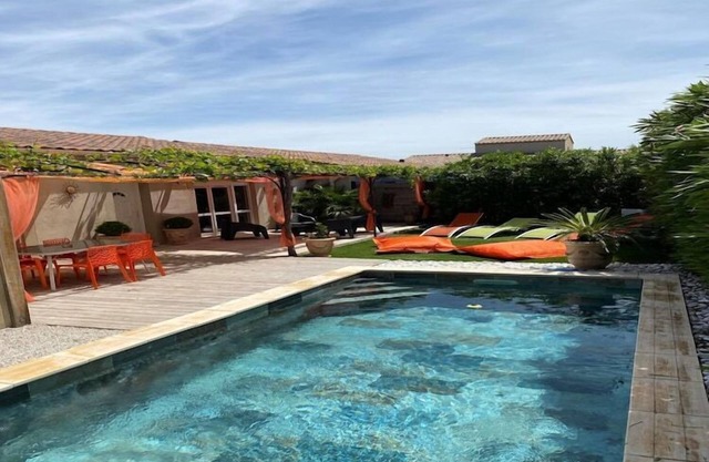 Villa en Lirac con Piscina y Viñedos