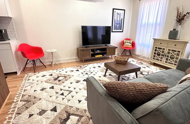 Sun-lit 2 bed 1 bath w washer/dryer