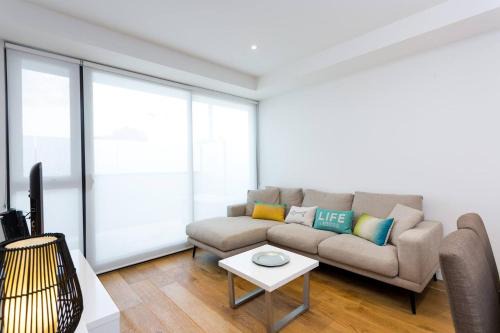 Sun-lit Suburban Stay near Westfield Doncaster