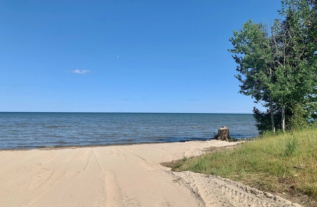 Sun Rise Shores. Private. Hot tub over looking Lake Michigan.