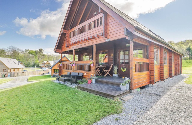 SUN VIEW LODGE, family friendly, with hot tub in Llanbedr