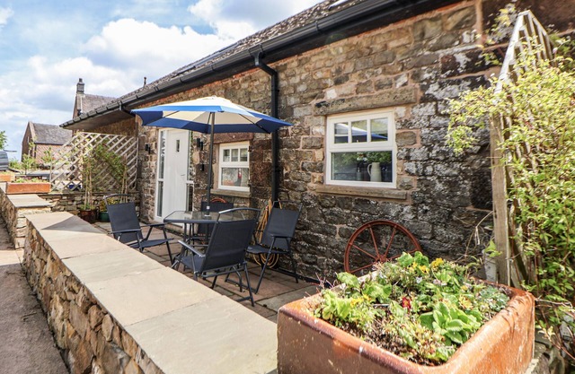 SUNBIRD COTTAGE, pet friendly, luxury holiday cottage in Biddulph