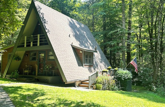 Cabaña Creekside "Sunburst" - ¡A minutos del centro de Boone!