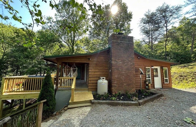 Sunburst Falls Hideaway in Eastern Smokies - Spa