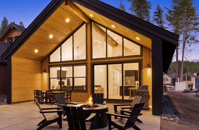 Suncadia NEW Modern Home + Detached Studio~ Hot Tub~ Game Rm~ Fire Pit~ Bunk Rm