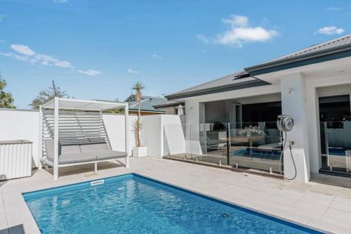 Sundrift: Tranquil Retreat with Spectacular Views