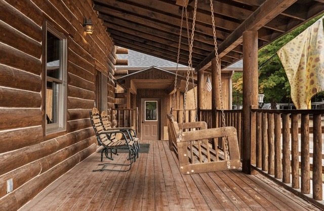 Sunflower Cabin - Pet Friendly - 2 Story Log Cabin sleeps 10 people in close proximity to amenities