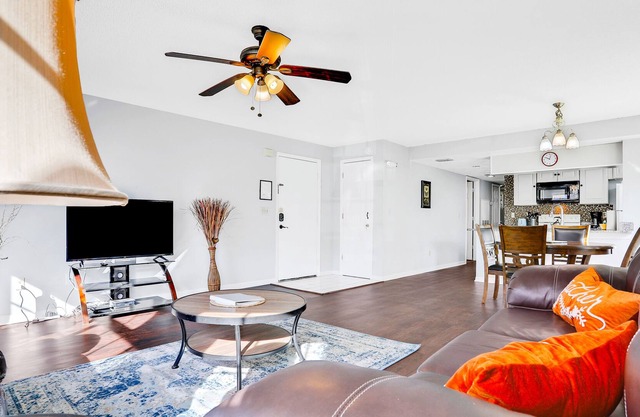 Sunflower-yellow condo with pool, W/D, hot tub & kitchen - dog/snowbird-friendly