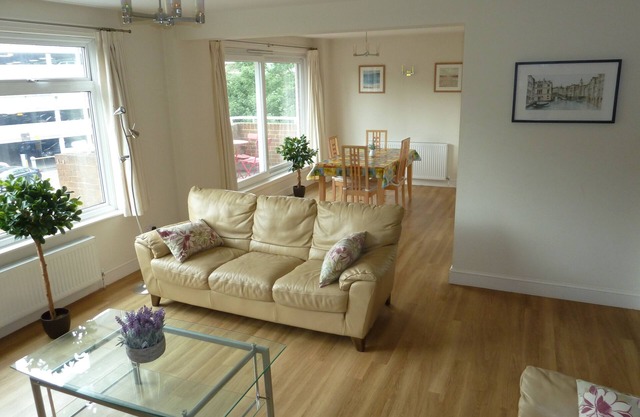 Sunlit 2-Bedroom Apartment, Central Richmond, Sleeps 4 - from Shipplets