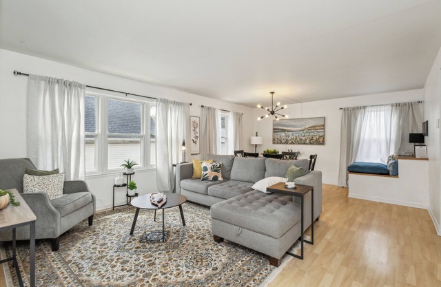 Sun-Filled 2BR - Close to It All